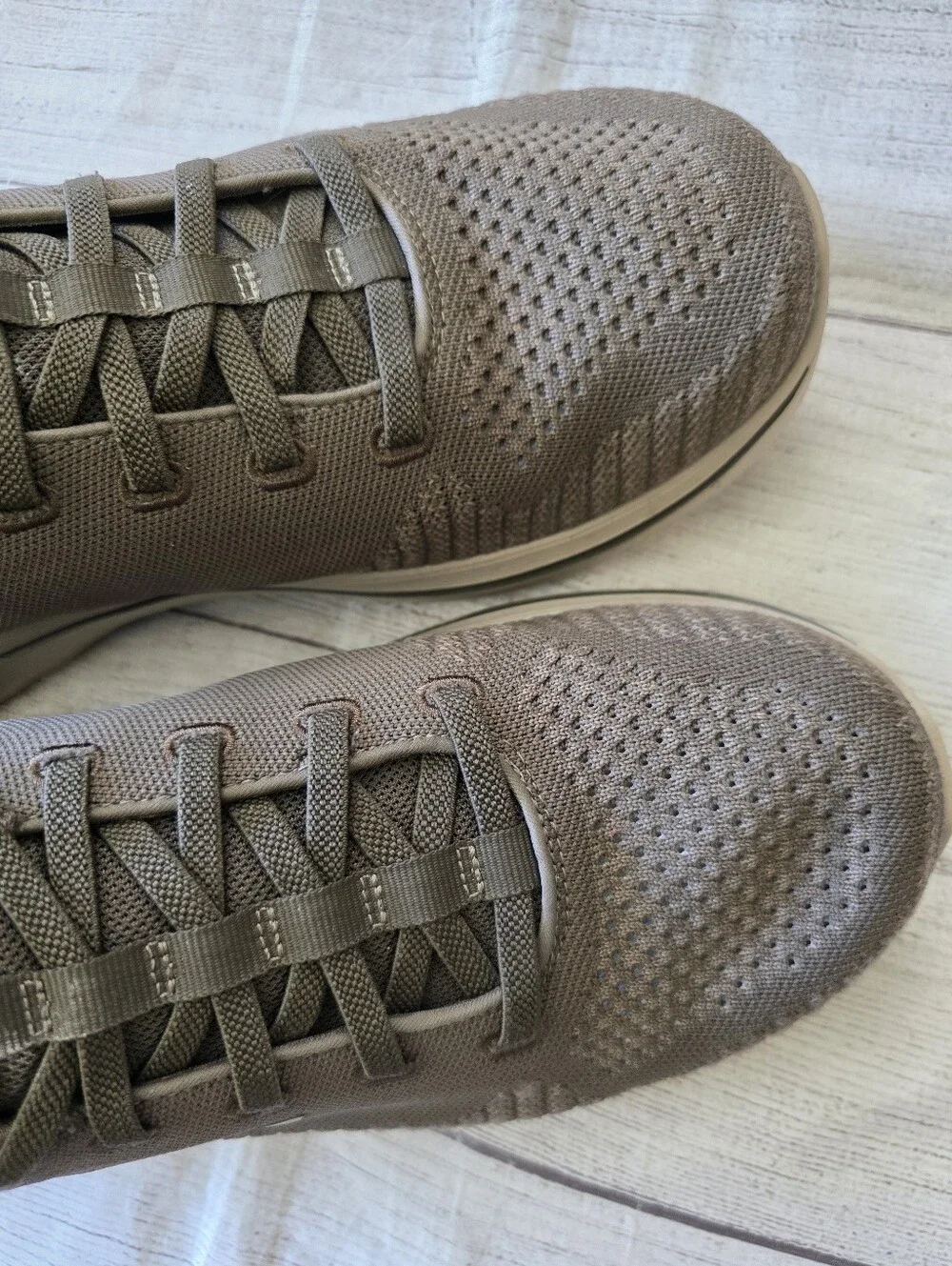 Skechers Men Size 11.5 Go Walk Slip In Arch Fit Extra Wide Taupe Comfort Sneaker
